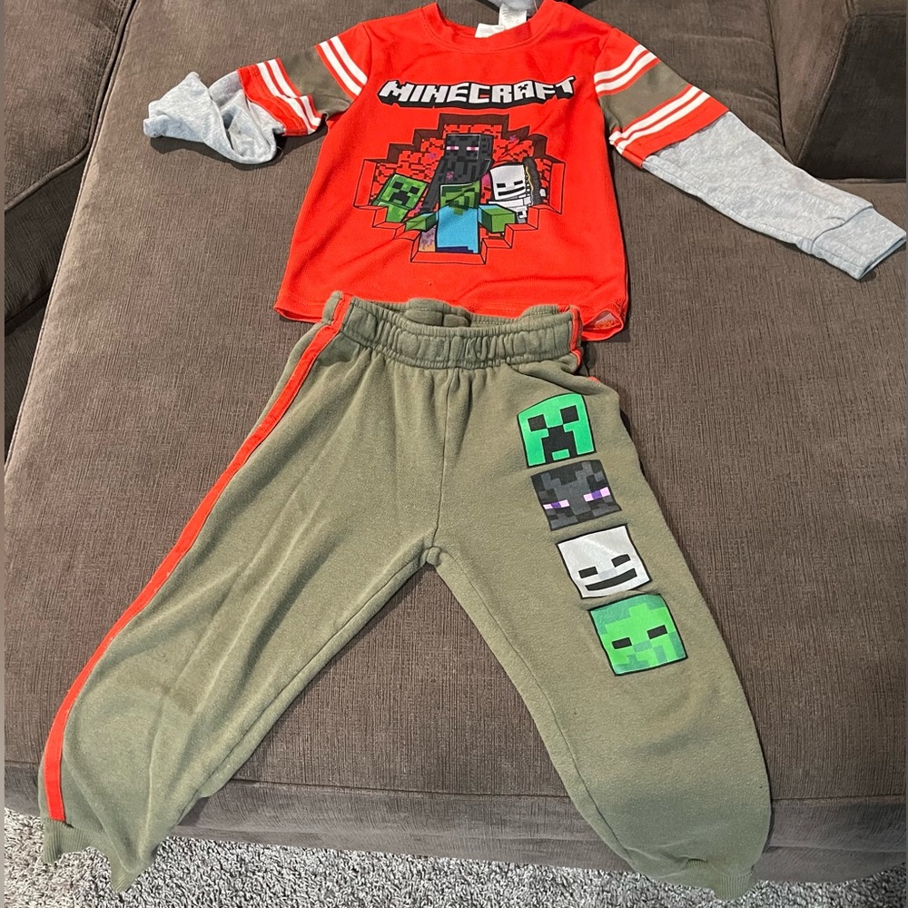 Minecraft Adventure Awaits: Cozy Long Sleeve Outfit for Boys 5-6!
